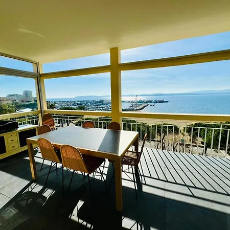 Grand - - De La Rose Apartment
